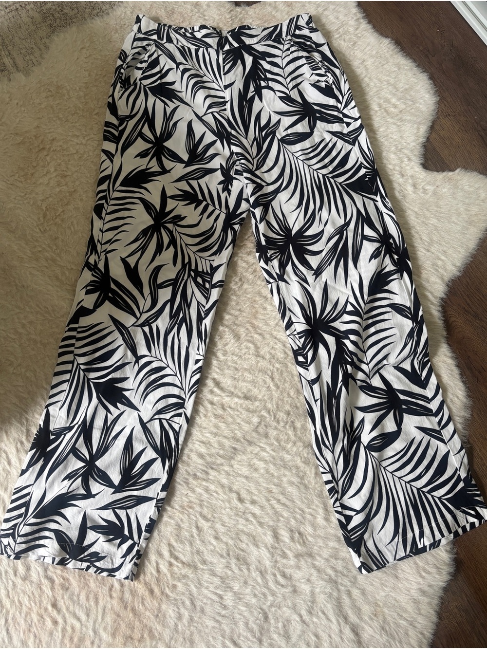 Vero Moda Black & White Tropical Leaf resort Pants